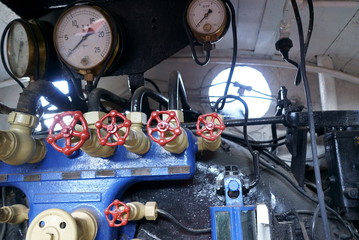 Steam locomotive cockpit machinery