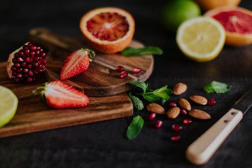 Plan de travail et préparation culinaire à base de fruits