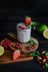 Photographie culinaire d'un dessert à base de graine de chia, fruits et lait d'amande