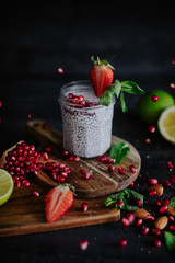 Photographie culinaire d'un dessert à base de graine de chia, fruits et lait d'amande