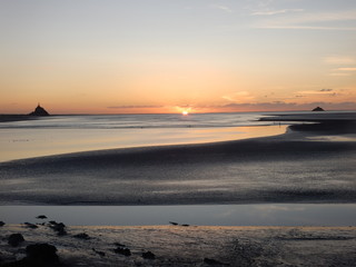 Obraz premium Un beaux coucher de soleil au mont saint Michel.