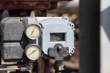 Safety valve with pressure gauges and electronic display