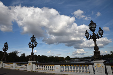 Fototapeta na wymiar Réverbères du pont Alexandre III à Paris, France
