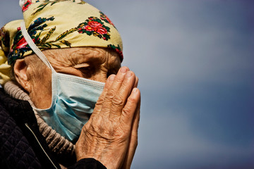 An elderly woman will forgive God's help due to the infection of many people with the coronavirus....
