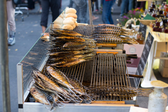 Grill mit gebratenen Forellen