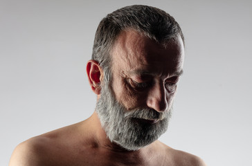 Homme a barbe grise 
