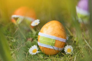 Ostereier mit Mundschutz gegen Corona