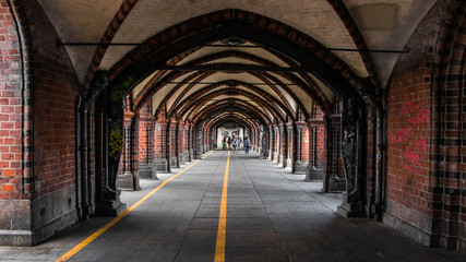 piste cyclable sous le métro