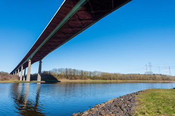 Die Rader Hochbrücke über den Nord-Ostsee-Kanal (Kiel-Canal) ist die wichtigste Verkehrsader Dänemark in Schleswig-Holstein