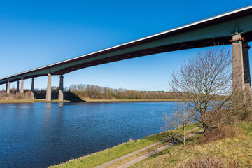 Die Rader Hochbrücke über den Nord-Ostsee-Kanal (Kiel-Canal) ist die wichtigste Verkehrsader Dänemark in Schleswig-Holstein