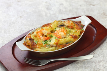 homemade baked shrimp macaroni cheese gratin, casserole dish