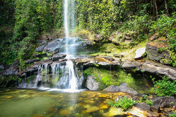 Cachoeira, pedras, lago e vegetação natural preservada no cerrado do Brasil