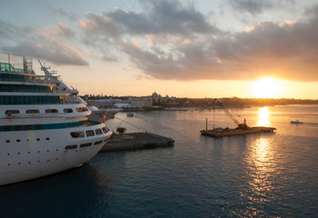 Fototapeta na wymiar The Sunset Over Nassau Harbour
