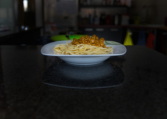 Spaghetti Bolognese, Napoli, vegan auf einem Teller 
