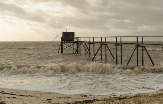 Les Moustiers en Retz en Loire atlantique p&ecirc;che au carrelet au bout d'un ponton sur la c&ocirc;te et le rivage