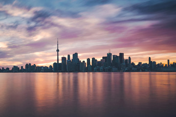Fototapeta premium Toronto skyline on a summer evening