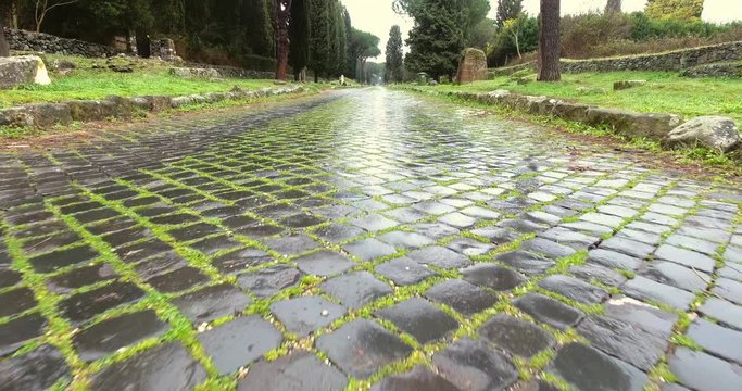 Appia antica Roma, volo radente sul selciato della famosa strada contornata dai monumenti, video 4K.