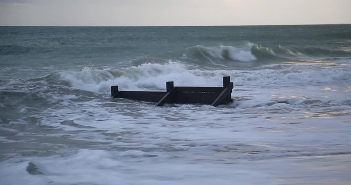 Vagues, mauvaise mer, barri&egrave;re immerg&eacute;e