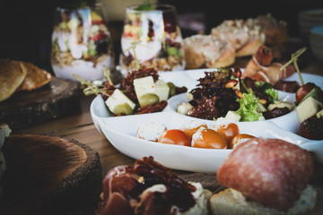 comida en la mesa