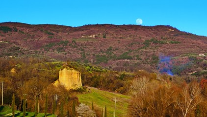 paesaggio naturale toscano delle Balze del Valdarno in Arezzo in Italia. Sono dei rilievi di detriti stratificati formati per erosione in seguito al prosciugamento di un lago nella zona di due milioni