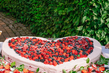 Hochzeitstorte aus frischen Beeren in Herzform