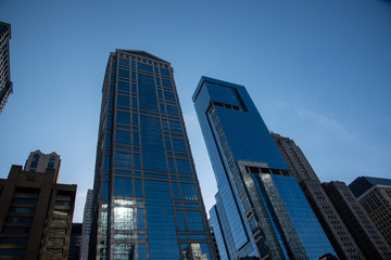 Obraz premium Skyscrapers along the river in Chicago