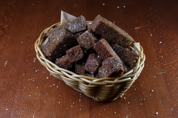 Rye croutons with a brown basket.