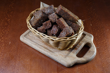 Rye croutons with a brown basket.