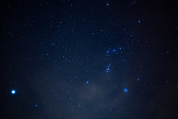 Sternbild Orion am Nachthimmel. Gürtel des Orion am blauen Nachthimmel in Form leuchtender Sterne. - obrazy, fototapety, plakaty