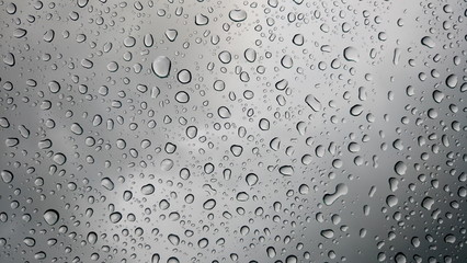 gotas de agua en cristal