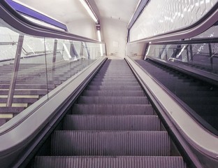 Escalera mecánica del metro de Madrid, España.