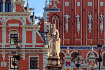 Fototapeta na wymiar Riga Town Hall Square with House of the Blackheads and Roland's Statue, main landmark in Riga, Latvia