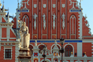 Fototapeta na wymiar Riga Town Hall Square with House of the Blackheads and Roland's Statue, main landmark in Riga, Latvia