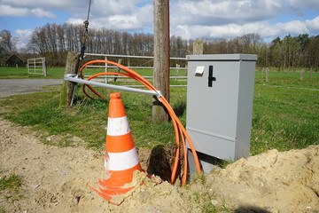 Breitbandausbau Baustelle: Warnpylone und Glasfaser im ländlichen Bereich