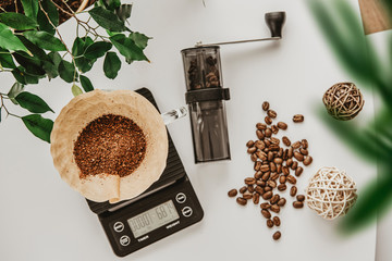 Obraz premium zmielona kawa, młynek, waga, ziarna kawy, drip. Alternatywne metody parzenia kawy.