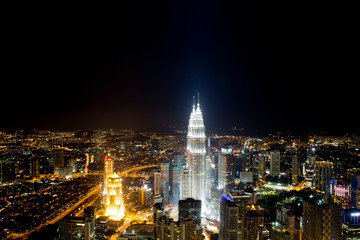 Fototapeta premium Night View of Petronas Twin Tower at Kuala Lumpur, Malaysia