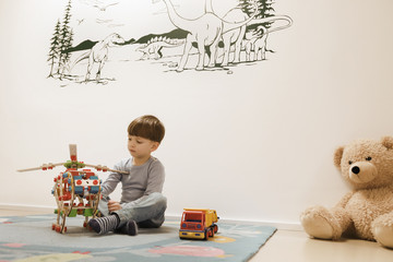 Ein vierjähriger Junge spielt allein in seinem Kinderzimmer am 03.03.20.