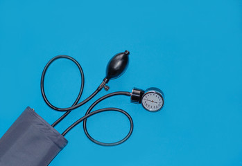 Aneroid blood pressure kit for pressure measurement on a blue background. medical concept, health care and the diagnosis of pneumonia in the coronavirus.