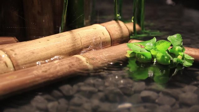 Wasser regnet auf Bambus in Wellnessoase