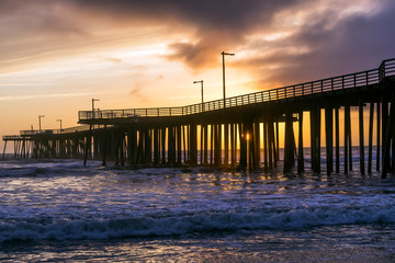 Obraz premium Pier at sunset