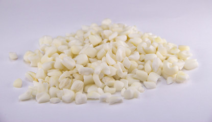 Canjica - Grão cru para canjica doce. Sobremesa brasileira faz parte da cultura brasileira na Festa Junina. Fundo branco.