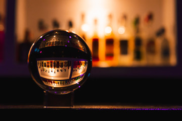 Esfera de cristal rodeada de luces en un bar de copas