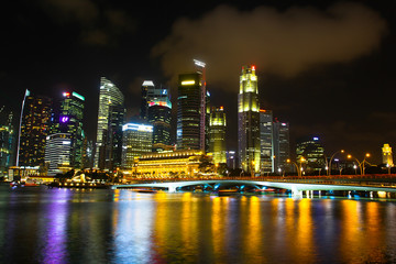 Fototapeta na wymiar Night view of Singapore Business Center, water level view