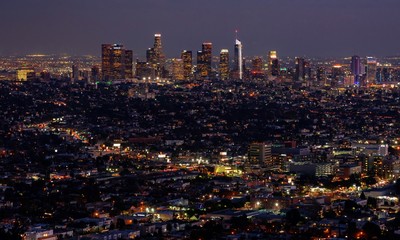 Obraz premium panoramiczny widok na miasto Los Angeles oświetlone w nocy w Kalifornii