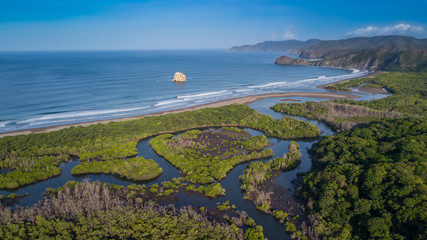 playa naranjo Costa Rica, en la imagen Roca Bruja un icono para los amantes del surf