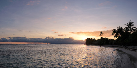 Panoramique d’un coucher de soleil tropical sur une plage de sable fin des Antilles françaises en Guadeloupe, France