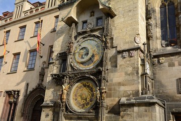 Prague chimes. The eagle consists of three main components located vertically on the tower. In the center of the astronomical dial, shows the time of sunrise and sunset, phase of the moon.