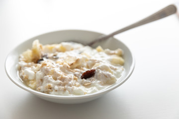 owsianka z owocami  na śniadanie 