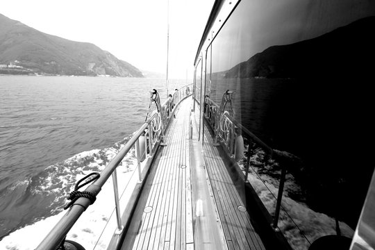 Navigazione con yacht, barca in mare con vista su orizzonte