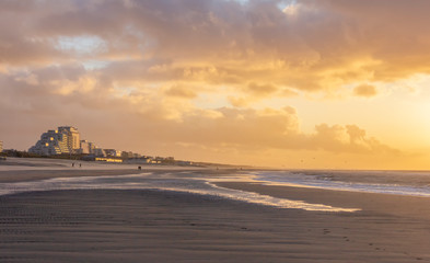Vue sur la plage de la mer du Nord par une journée d& 39 hiver venteuse au coucher du soleil, les gens, le kitesurf. Noordwijk, Pays-Bas